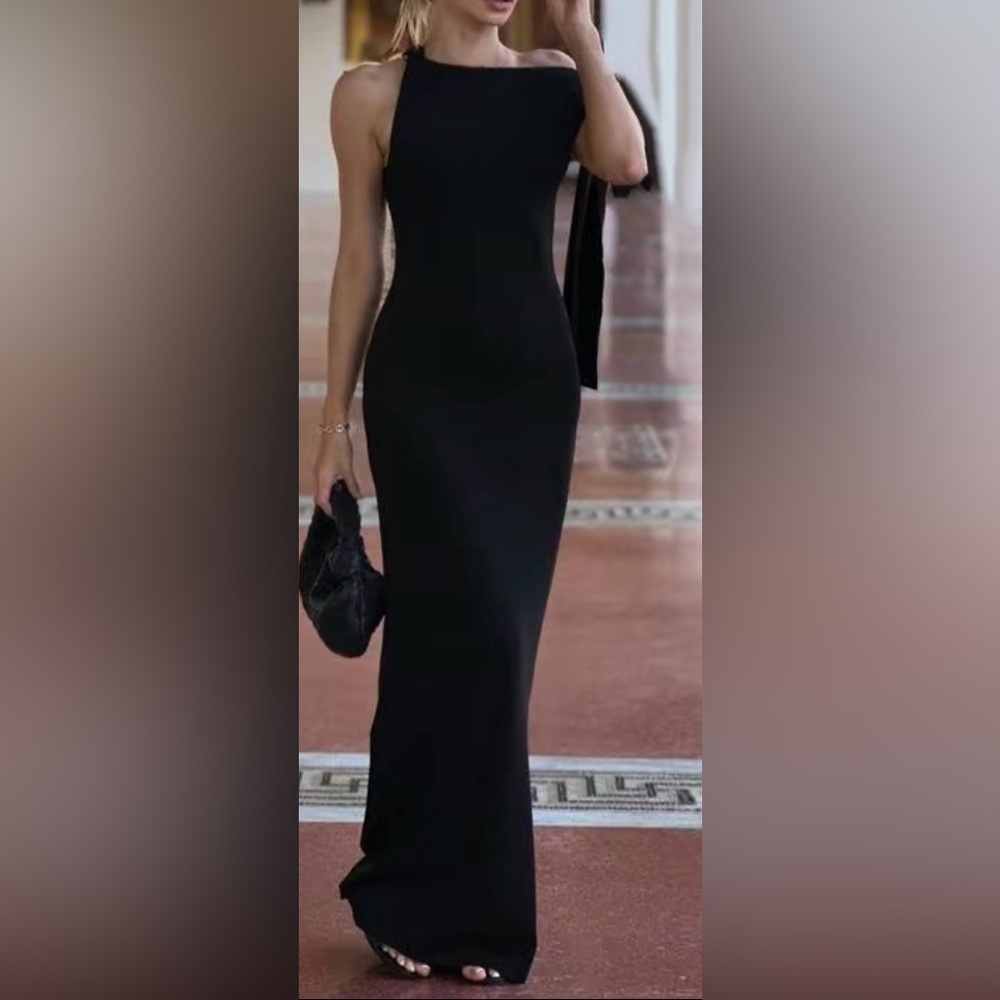 Elegant Black Maxi Dress - Sleek One-Shoulder Evening Gown
